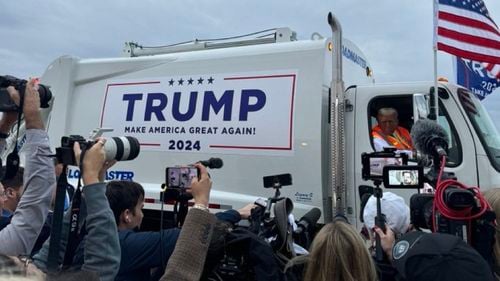 Trump s-a deplasat la un miting la volanul unui camion de gunoi, după o gafă a lui Biden