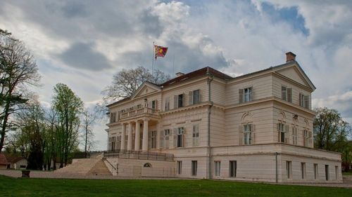 Planuri noi pentru “Drumul Regelui” dintre județele Arad și Hunedoara / Drumul care leagă Castelul Regal de la Săvârșin de stațiunea balneară Vața de Jos a fost construit din ordinul Regelui Mihai I