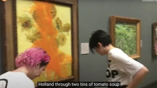 Activiştii „Just Stop Oil” au stropit din nou cu supă un tablou al lui van Gogh, la Londra. Alte două activiste, condamnate la închisoare după ce au stropit cu supă lucrarea din 1888 în octombrie 2022. Tablourile nu au fost avariate