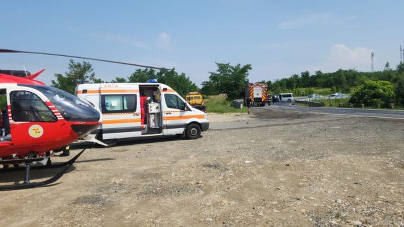 Zece persoane implicate într-un accident rutier pe drumul naţional care leagă Timişul de Hunedoara, în lipsa unei bucăţi de autostradă / Două femei grav rănite