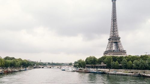 Două femei au fost luate ostatice în Paris/ Bărbatul care le amenință cu un cuțit cere dialog cu ministrul Justiției