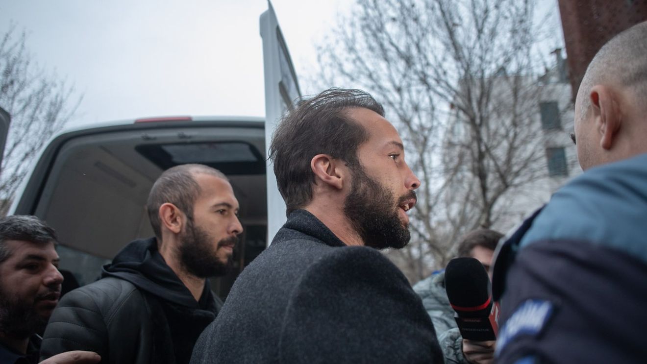 Fraţii Tate rămân în arest la domiciliu. Ei sunt judecaţi pentru viol şi trafic de persoane