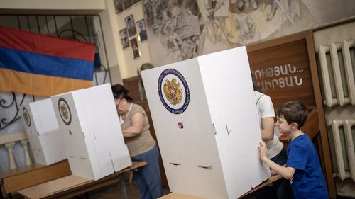 Alegeri parlamentare în Armenia: Urnele s-au închis, începe așteptarea rezultatelor / Prezență de 48,92% la ora 17:00