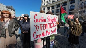 VIDEO Câteva sute de persoane protestează de 8 Martie în centrul Capitalei: „Strigăm tare, strigăm toate, nu vrem austeritate!”