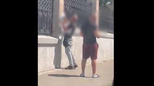 VIDEO Afișe instigatoare la ură care folosesc ilegal imaginea președintei Maia Sandu și a Mitropoliei Basarabiei, pe străzile din Chișinău / Poliția a prins doi bărbați instruiți în tabere rusești de gherilă din Serbia și Bosnia