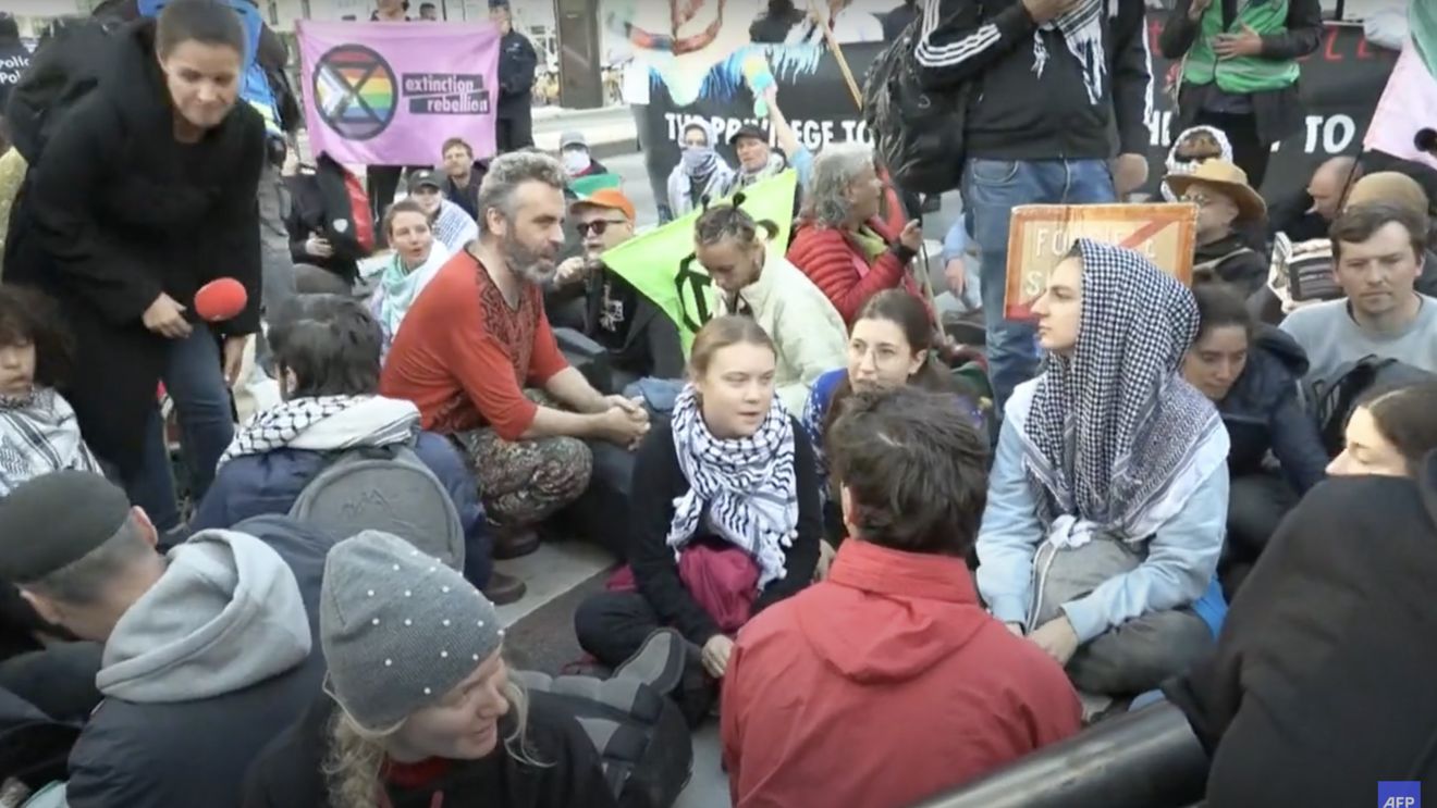 Greta Thunberg blochează un bulevard din Bruxelles în semn de protest față de combustibilii fosili
