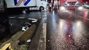Vâlcea: Un autocar cu 16 pasageri a fost acroşat de un TIR în localitatea Călimănești/ Două persoane au avut nevoie de îngrijiri medicale