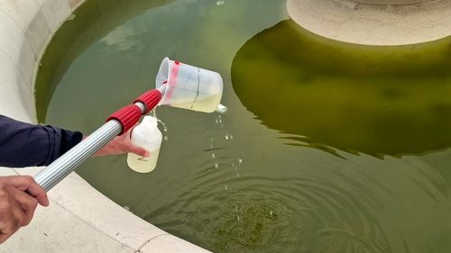 O fântână arteziană din centrul Oradiei a început să scoată apă de culoare verde, existând posibilitatea ca acesta să fie contaminată