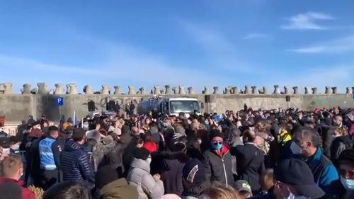 VIDEO Mii de oameni înghesuiți la slujba de Bobotează organizată de Teodosie la Constanța. Guvernul, paralizat în fața sfidărilor repetate ale arhiepiscopului Tomisului pe timpul pandemiei