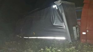Dosar penal pentru distrugerea căii ferate în urma accidentului dintre un tren şi un TIR în județul Giurgiu