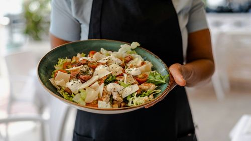 Știai că salata Caesar e, de fapt, inventată în Mexic de un bucătar italian? Orașul Tijuana sărbătorește cu un festival 100 de ani de la crearea ei