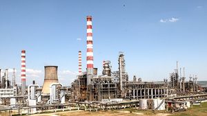 Funcţionarea a două rafinării din Prahova, afectată de o „cădere totală de tensiune în sistemul naţional de distribuţie energie electrică” / Fum dens emanat de facla rafinăriei Petrotel Lukoil