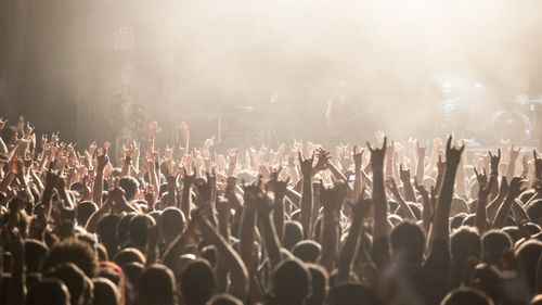 Scrisoare deschisă a mișcării rock din România către românii de pretutindeni, publicată de Dan Byron: De această dată, nu e vorba de a alege răul cel mai mic – e o alegere clară între rău și bine / Mergi la vot! Acum, România are nevoie de noi toți / Îl susținem pe Nicușor Dan