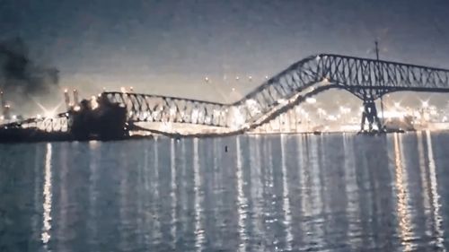 VIDEO UPDATE Podul Francis Scott Key din Baltimore s-a prăbușit după ce a fost lovit de o navă / Mai multe mașini au căzut în râu