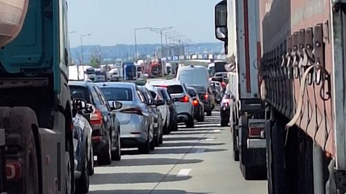 Trafic aglomerat pe ambele sensuri de mers ale autostrăzilor A2 şi A4 / Poliţiştii recomandă prudenţă la volan