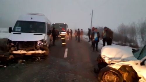 VIDEO Microbuz școlar, implicat într-un accident în județul Cluj/ Doi copii și un adult au fost transportați la spital cu afecțiuni ușoare