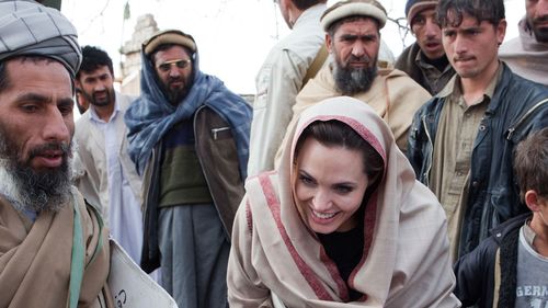 Scrisoarea unei tinere afgane, postată de Angelina Jolie pe Instagram: Înainte să vină talibanii, toţi aveam drepturi. Acum suntem din nou încarceraţi