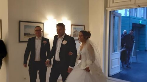 FOTO Un mire și o mireasă din Germania au plecat de la nuntă direct la secția de vot