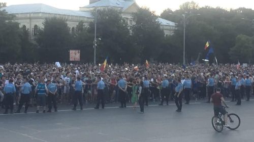 VIDEO Scene violente în Piața Victoriei. Jandarmii au extras mai mulți protestatari din mulțime