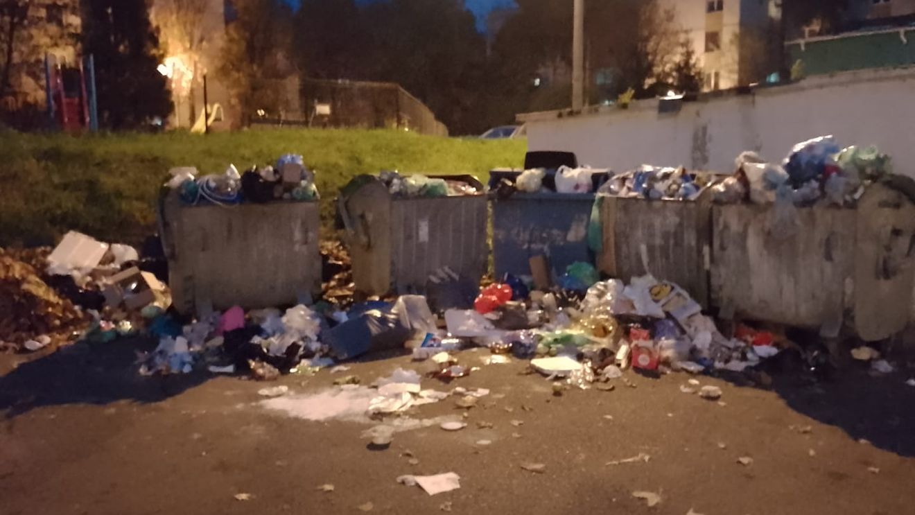 Gunoiul nu a mai fost ridicat de vineri în Târgu Mureș/ Administratorul orașului: Fac un apel la bunăvoinţa tuturor să respecte modul de colectare şi să respecte acest proces de selecţie a deşeurilor, pentru a intra mai repede în normalitate