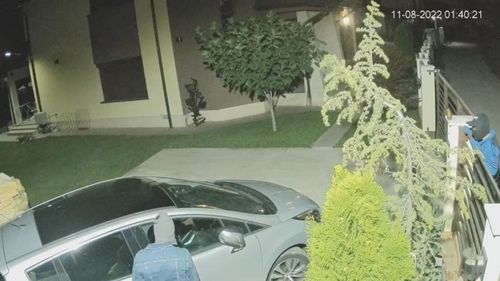 VIDEO Locuitori din Otopeni, terorizați de hoți care fură din mașinile parcate în curți: Poliția ne-a spus că nu au personal, că s-au pensionat mulți, iar angajările sunt blocate