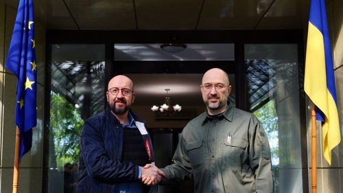 Președintele Consiliului European, Charles Michel, întâlnire cu premierul Denys Shmyhal la Odesa. Guvernul de la Kiev, ironii într-o postare pe Twitter: „Prim-ministrul nostru este cel din dreapta”
