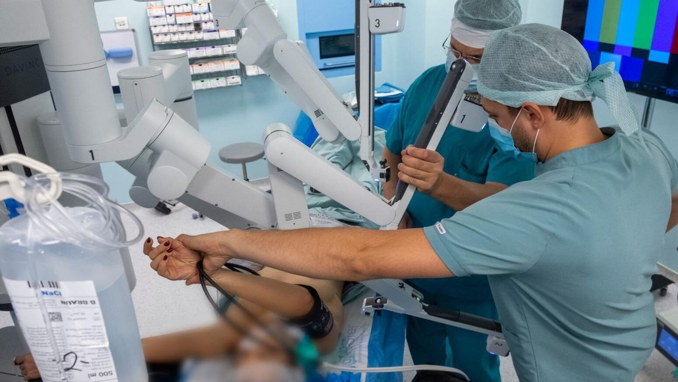 Premiera națională: echipa Spitalului MedLife Polisano Sibiu a efectuat cu succes prima mastectomie bilaterală robotică cu sistemul daVinci