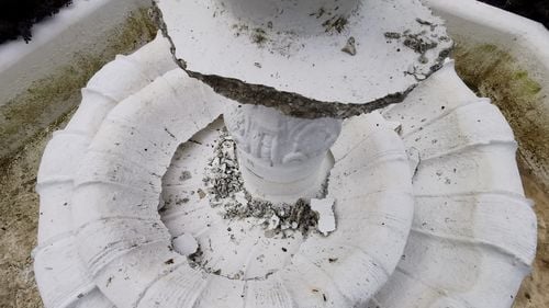 Fântână arteziană distrusă într-un oraș din Arad după ce câţiva tineri s-au urcat pe ea pentru un selfie