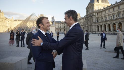 Președintele Emmanuel Macron și premierul Kyriakos Mitsotakis au semnat un contract militar de trei miliarde de euro prin care Franţa vinde Greciei trei fregate de tip Belharra, în cadrul unui „parteneriat strategic”