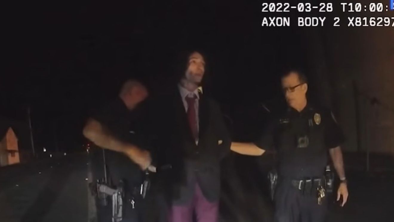 Actorul Ezra Miller, acuzat de furt prin efracție, după ce a furat mai multe sticle cu alcool dintr-o casă