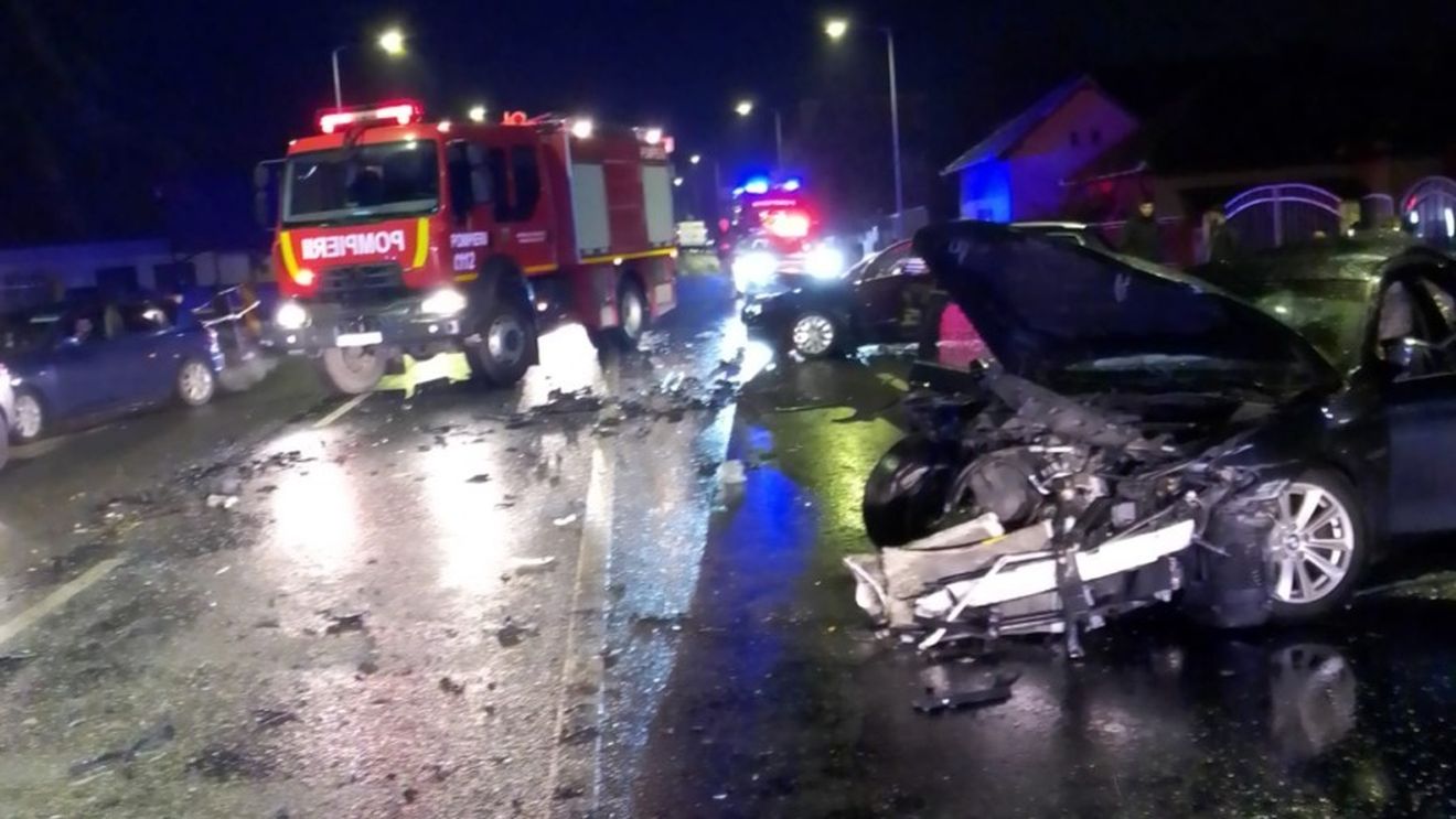 Două maşini şi un autobuz, implicate într-un accident rutier în Cluj Napoca/ Trei adulţi şi un minor primesc îngrijiri medicale