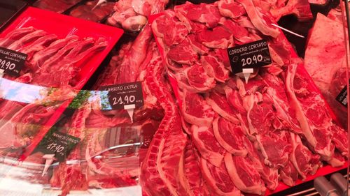 Cât a ajuns să coste un kilogram de carne de miel în România și în Spania înainte de Paște/ Prețuri în piață și măcelărie pentru produsele proaspete