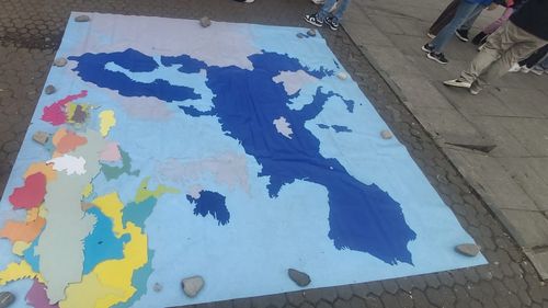 FOTO Tinerii vin cu idei creative pentru a promova reciclarea: haine din material reciclate, porumb în locul poliesterului, pentru izolarea casei
