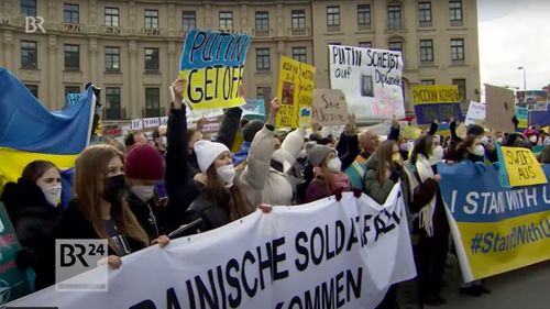 Peste o sută de mii de persoane s-au adunat în Berlin pentru a manifesta împotriva războiului din Ucraina