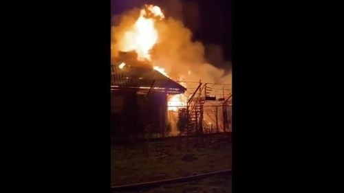 VIDEO Pensiune din Vama Veche cuprinsă de flăcări de la un incendiu izbucnit la o rulotă