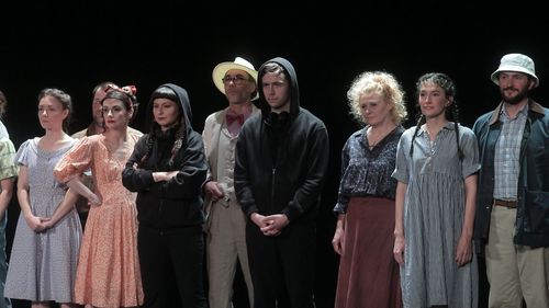 VIDEO Cum sunt relațiile dintre oameni în „Orașul nostru” și ce omitem, în secolul vitezei? Actorul Mircea Băluță vorbește despre mesajele piesei, premieră la Teatrul Excelsior