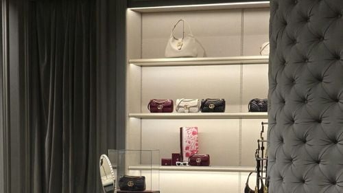 Criza industriei luxului: dispare „Made in Italy"? / Peste 2000 de fabrici închise în 2024 / Sectorul a fost zguduit de o investigație italiană care a expus legături între branduri precum Armani și Dior și ateliere care operează în condiții de exploatare