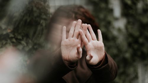 Două persoane au fost reținute în cazul adolescentei de 15 ani răpită din fața unui bloc din Pitești/ Un băiat era îndrăgostit de ea și a luat-o acasă cu forța