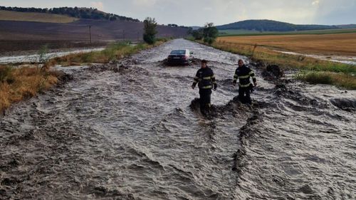 O furtună în județul Tulcea a format o viitură în care au fost surprinse aproximativ 12 autoturisme și un microbuz / Pompierii intervin pentru evacuarea autoturismelor / Circulația în zona e blocată
