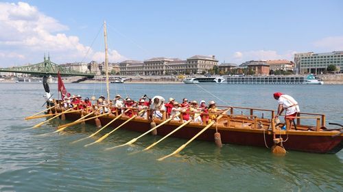 O replică a unei nave romane navighează pe Dunăre în Ungaria / Echipajul este format din voluntari, îmbrăcați în tunici romane