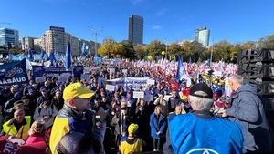 VIDEO Marile sindicate au protestat miercuri în Piața Victoriei din București și au cerut demisia guvernului Bolojan / Circa 15.000 de sindicaliști la protest