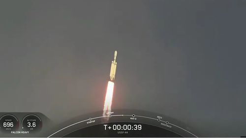 VIDEO SpaceX lansează prima misiune cu cea mai puternică rachetă operațională, Falcon Heavy, după o pauză de trei ani / Obiectivul este de a plasa pe orbită un grup de sateliți pentru Forțele Spațiale ale SUA