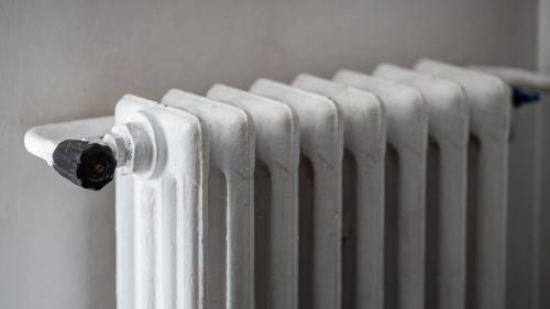 VIDEO Ce fac studenții care stau în locuințe închiriate pentru a reduce costurile cu facturile la energie? De la haine mai groase în casă la condiția ca apartamentul închiriat să fie într-o clădire izolată termic