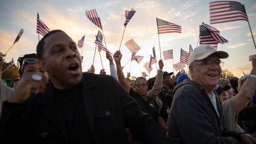 În Chicago, mii de oameni au manifestat împotriva ameninţărilor cu desfăşurarea agenților federali de imigrare şi a Gărzii Naţionale