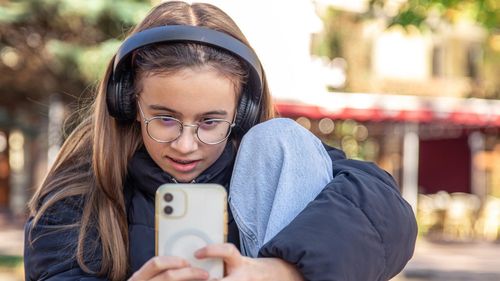 Interzicerea telefoanelor în școli nu îmbunătățește notele sau starea de bine - studiu / Totuși, utilizarea excesivă a dispozitivelor mobile și a rețelelor sociale determină performanțe academice mai scăzute