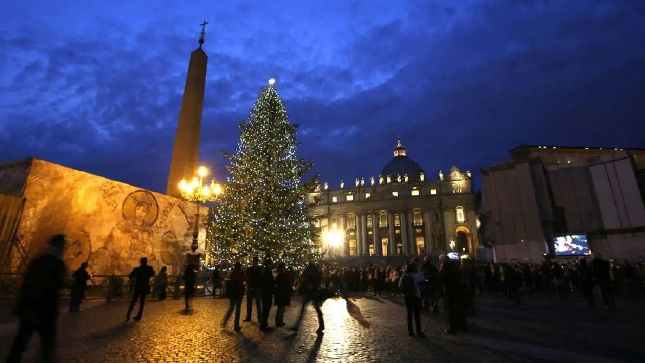 40 de mii de semnături pentru a nu trimite bradul de Crăciun Papei / Locuitorii din Trentino nu mai vor să taie brazi pentru Vatican / Primar: "Prostii, este o onoare" / 40 de brazi ar urma să fie trimiși la Roma