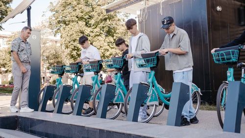 Primăria Drobeta-Turnu Severin a achiziţionat 240 de biciclete şi 10 triciclete pentru a fi închiriate de locuitori / Primarul Marius Screciu: De astăzi, bicicletele Velo City sunt disponibile pentru toţi cei care doresc să se deplaseze rapid, comod şi ecologic