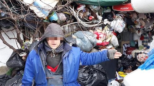 Focar de infecţie într-o zonă rezidenţială din Sectorul 1 al capitalei. Sub un munte de deşeuri înalt cât stâlpii de electricitate se află o casă în care locuiesc trei persoane