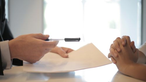 Angajări la Agenția care acreditează școlile. ARACIP scoate la concurs 20 de posturi de consilieri juridici, experți și șefi de serviciu / În paralel, Guvernul caută să reducă numărul de bugetari