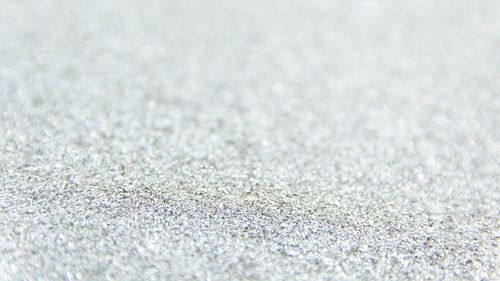 Comisia Europeană restricţionează vânzarea microplasticelor / Cosmeticele, detergenții, sclipiciul, îngrășămintele sau medicamentele se află între produsele vizate